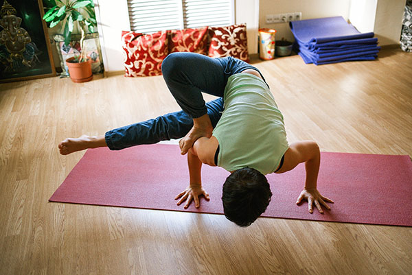 Faire du yoga sur un tapis de sport