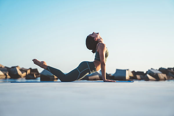 Yoga sur futon de yoga