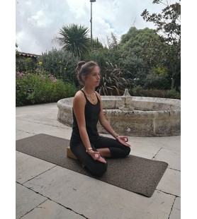 Posture de yoga sur tapis de yoga Yogimag