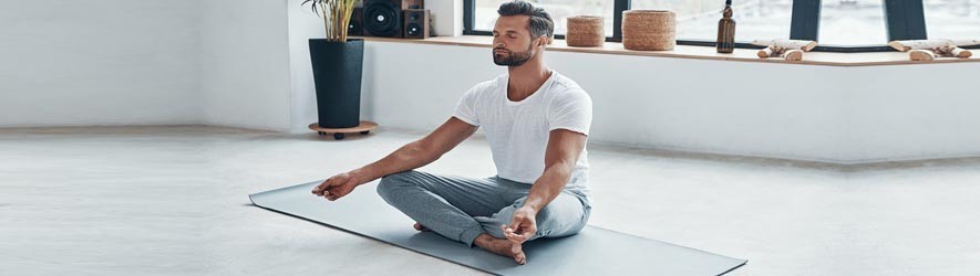 Vêtements yoga homme - tenue de yoga