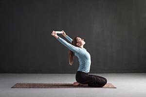 Étirement avec sangle de yoga