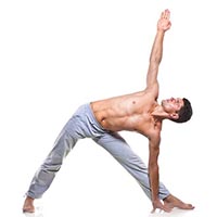 Posture du triangle en routine de yoga